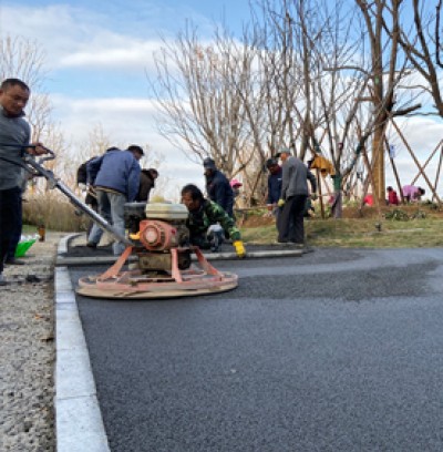 海绵城市彩色透水道路施工现场