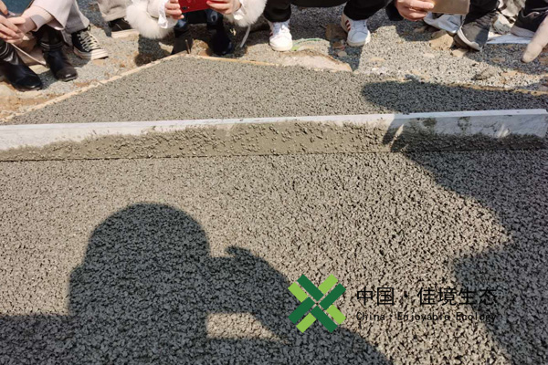 透水混凝土施工时刮尺测试平整度