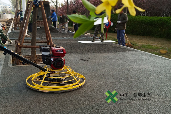 透水混凝土施工现场，工人施工场景